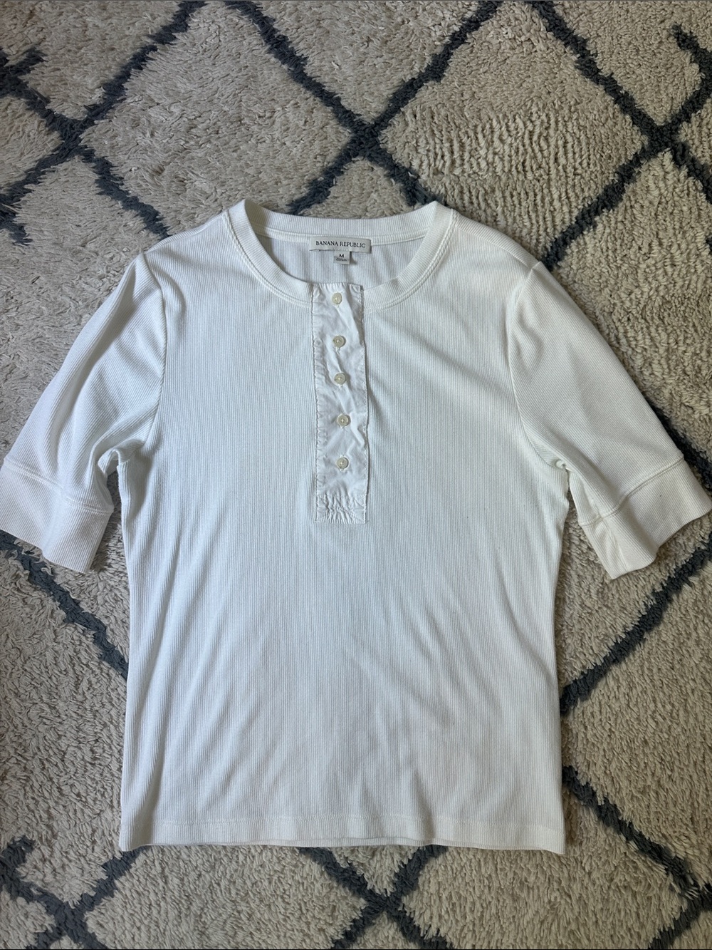 Banana Republic Ribbed Henley Short Sleeve.  Sz M